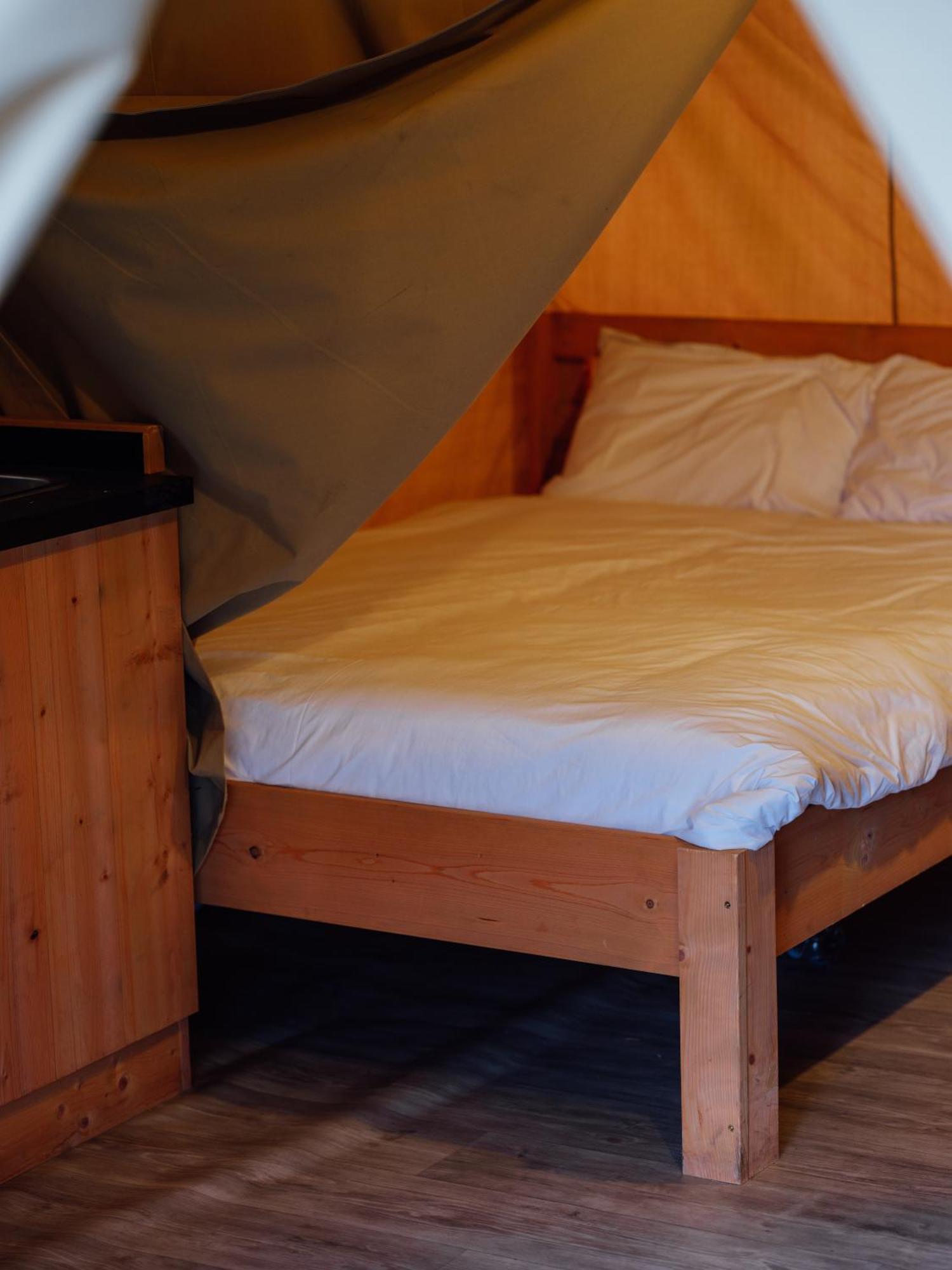 Ombersley Sunset Retreats Safari Tent מראה חיצוני תמונה